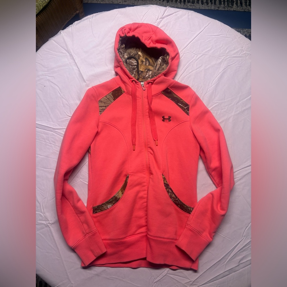 WOMENS SZ MEDIUM UNDER ARMOUR CAMO ZIP UP